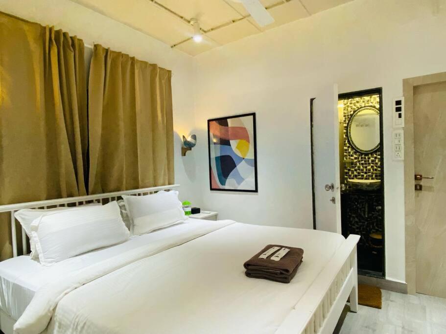 Vera 1bhk Bandra W By The Company Bombaj