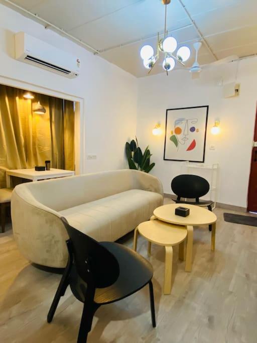 Vera 1bhk Bandra W By The Company * Bombaj