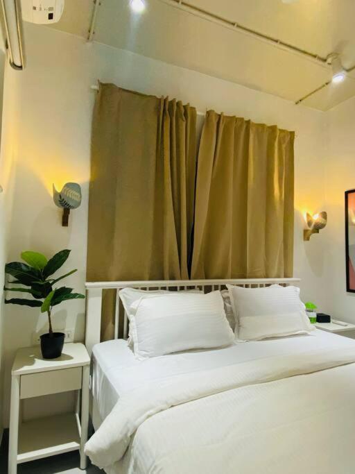 Vera 1bhk Bandra W By The Company Bombaj